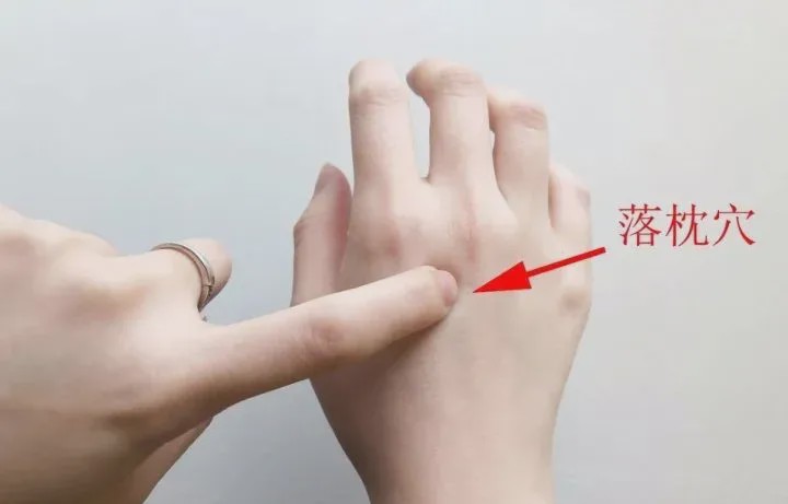 跟这个有关!|落枕|颈椎|颈椎病_新浪新闻