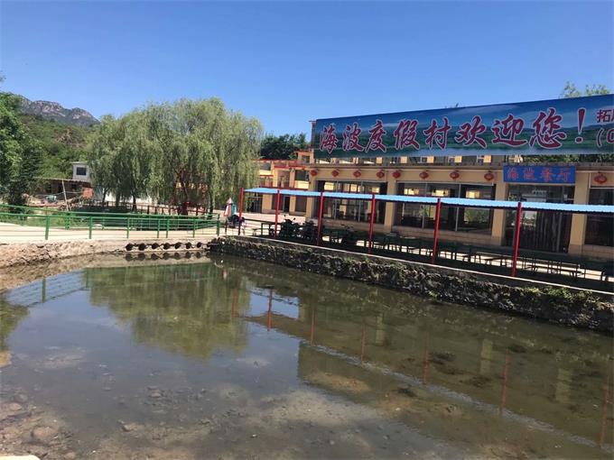 雾灵山海波度假村坐拥大型垂钓园,钓到的鱼现烤现吃,真香!