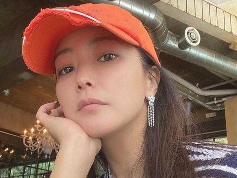 金喜善真是"自然"美女,穿针织开衫晒自拍照,素颜皮肤太真实