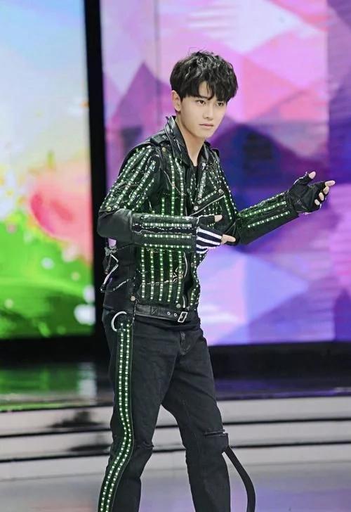 再次登上这样的舞台,任嘉伦真棒|舞者|任嘉伦|舞蹈_新浪新闻