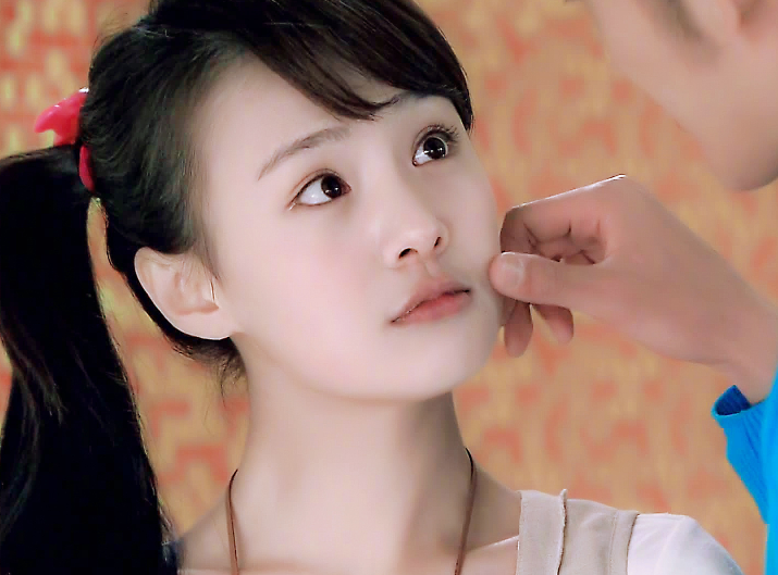 郑爽18岁照片被疯传,当截图放大四倍,这回小说女主有了脸