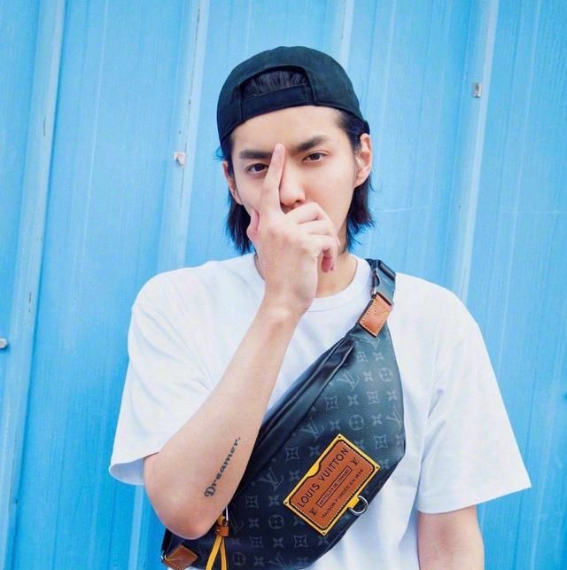 跟明星pick「腰包」,一甩老土,变身超酷时髦星人