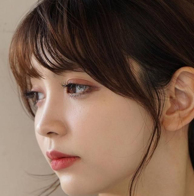 刘海两侧的头发才是关键剪对了脸看起来小很多