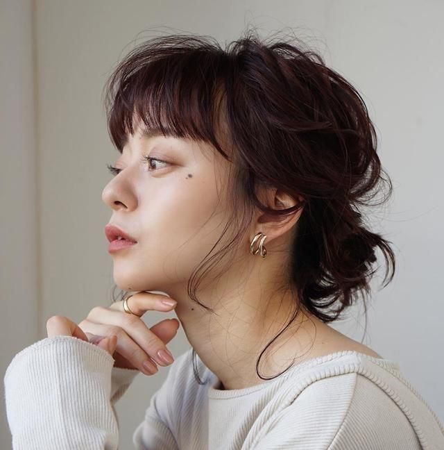 当绑马尾或尝试其他各类编发发型时,千万不要忽略打理刘海两侧的头发