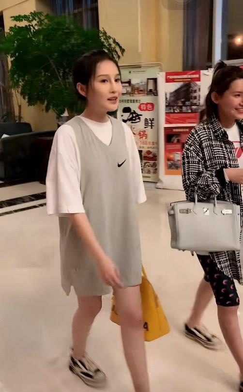 生图暴露真实腿围,难怪男网红们围着转