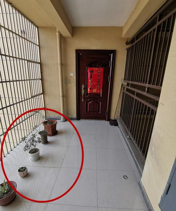 连廊边套房,3㎡走廊封起来当入户花园,邻居:都是公摊凭啥归你