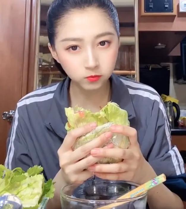 关晓彤吃三明治火了别人都用面包片看到她后网友不容易