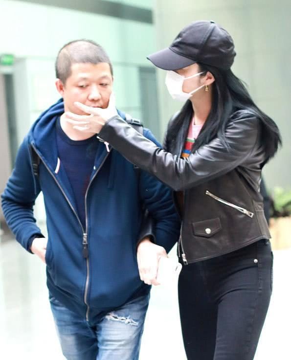 姚晨和她现任老公真恩爱走路不忘帮老公擦嘴皮衣造型很帅气