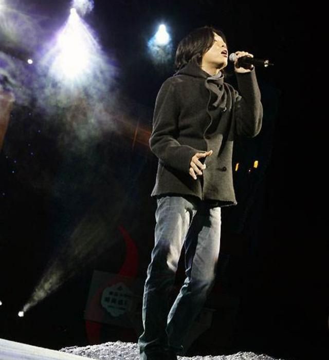 张艺兴舞台太飒,郑钧《青春的葬礼》唱哭自己,汪苏泷凌晨评论