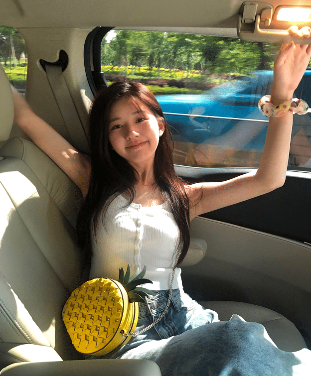 赵露思太甜了!晒男友视角美照,穿小一码上衣凸显好身材