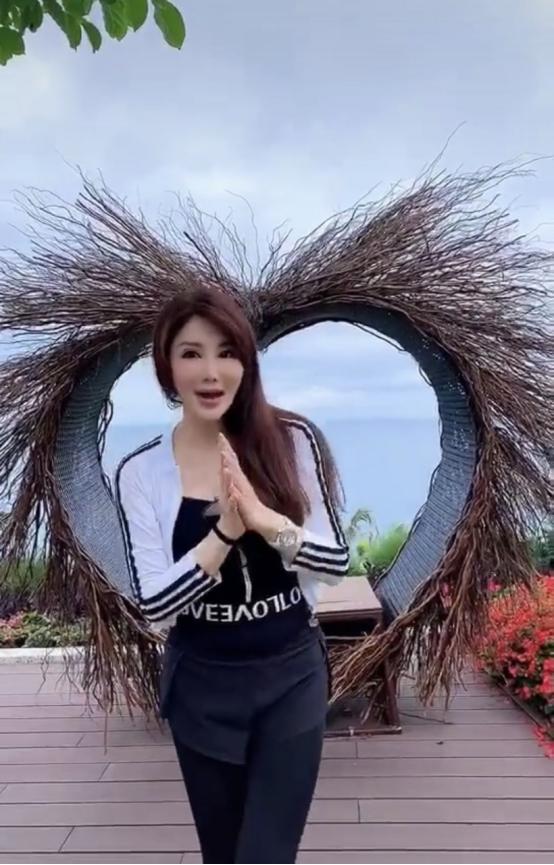 她曾是张铁林愿意娶的女人如今51岁仍单身但保养的像个小姑娘