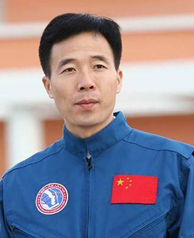 改革先锋:景海鹏,中国唯一三上太空的人,妻儿现如何