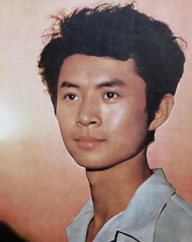 他是清皇室后裔,因演戏与父亲断绝关系,弃影从商后已成大富豪