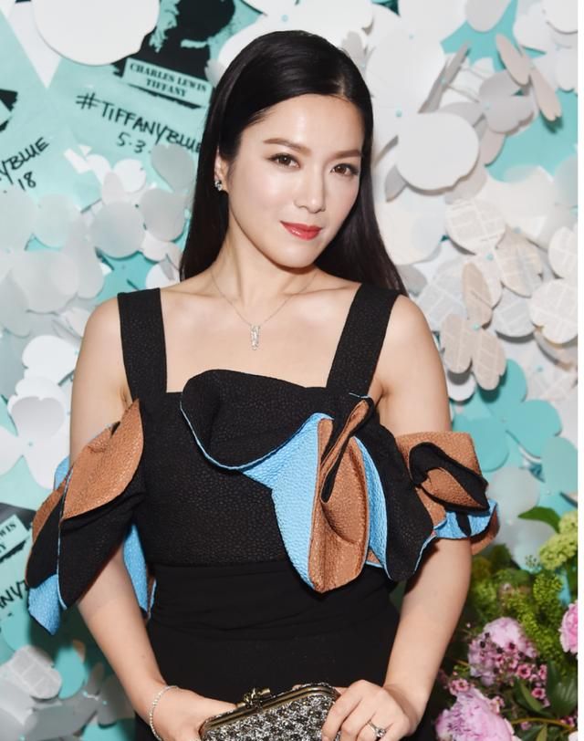 苟芸慧高颜值就是任性,身穿一袭吊带秀锁骨时髦大气