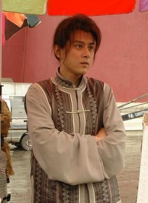 后来浦叶栋想着提高自己就去念了大学,现在成为了一名上班族,现在生活