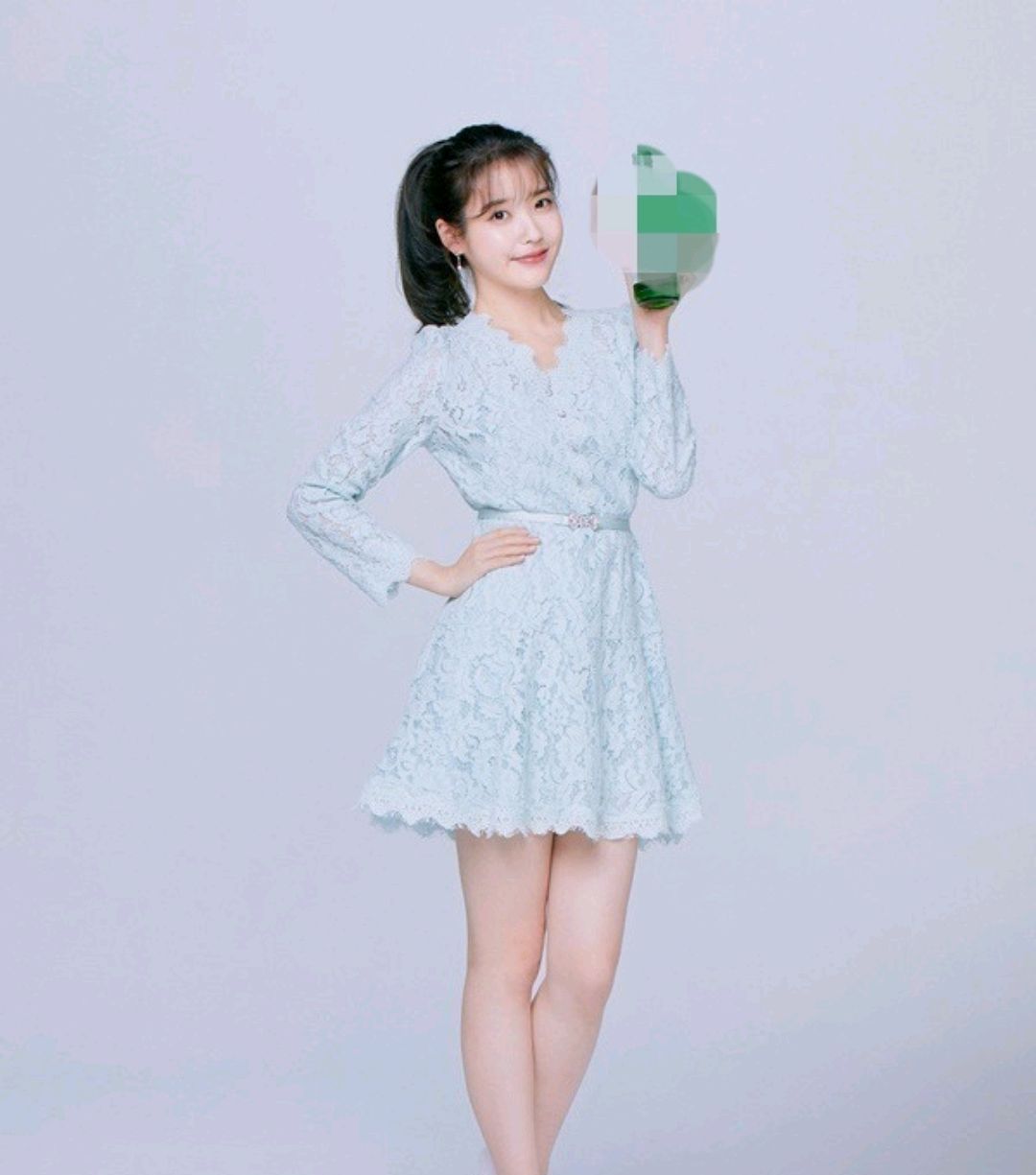 李知恩那微微一笑很清甜穿淡蓝色衬衫配卷发造型