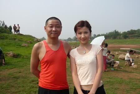 赵亮的老婆胡敬是一位模特,大家肯定会好奇,这样一位要颜值有颜值要