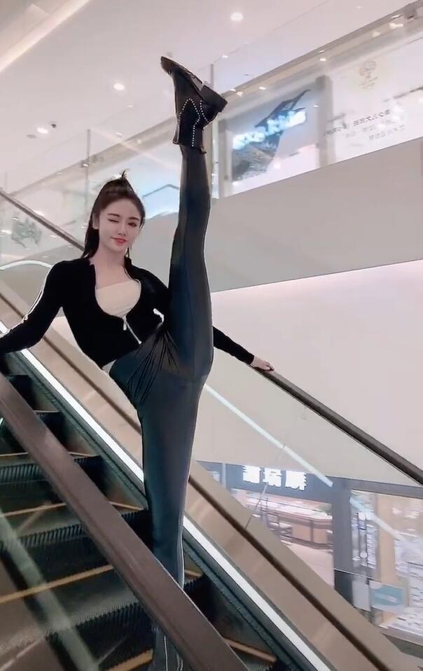 穿上皮裤晒一字马泛出迷人的光泽感