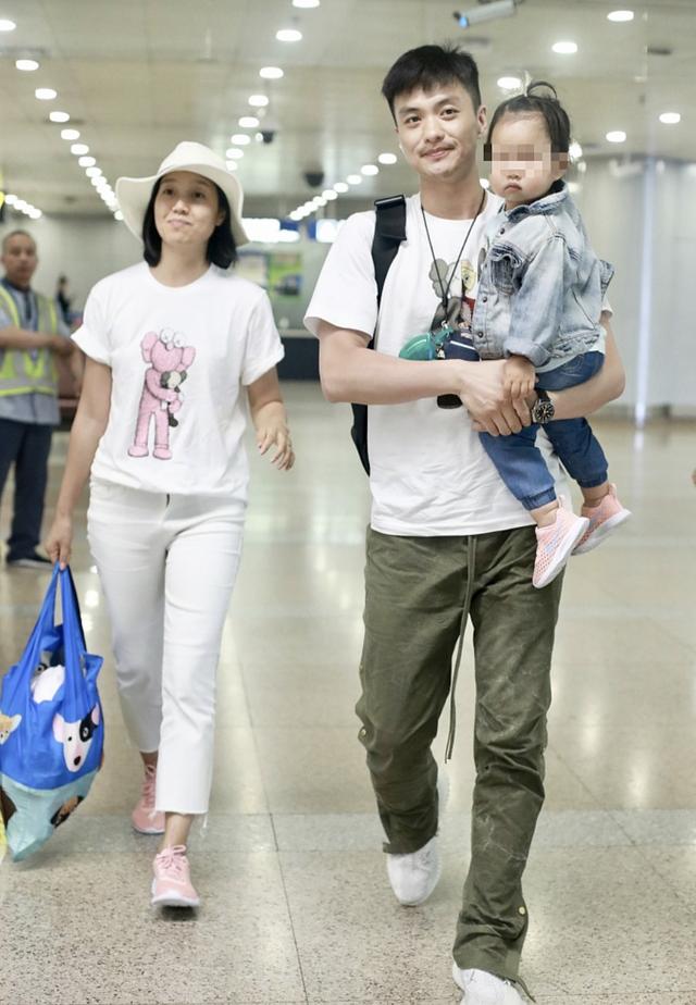 周一围撩朱丹下巴,两人挽手漫步江边过二人世界,笑容甜蜜