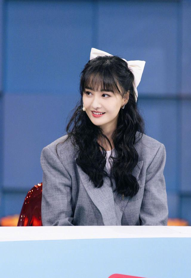 郑爽18岁旧照曝光!穿白裙搭齐刘海清纯甜美五官精致自带婴儿肥