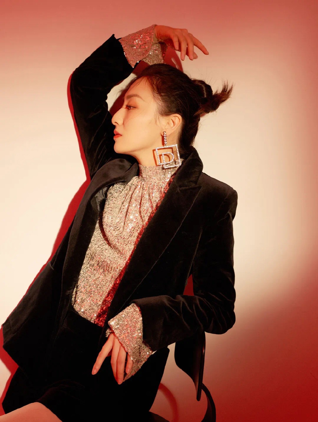 叶青气场爆棚,hold住奶奶最爱的黑底印花裙,配卷发优雅迷人