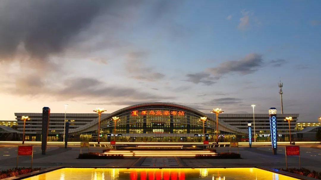 长途汽车客运总站,上行方向与兴和北站相邻,下行方向与卓资东站相邻