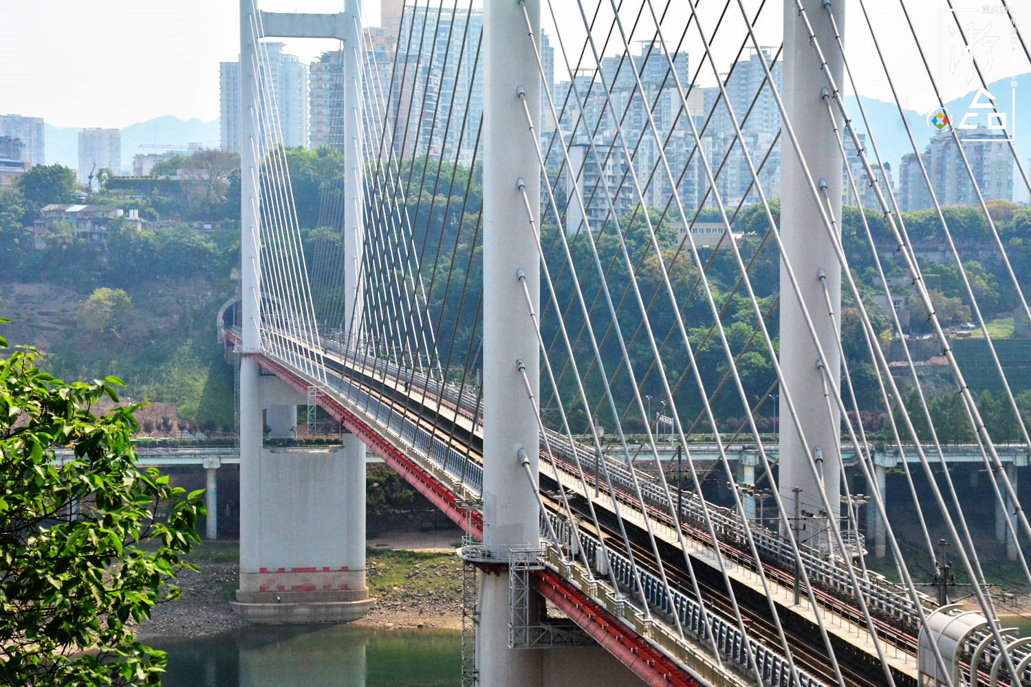 重庆主城最低调的轨道桥高家花园大桥连接沙坪坝与江北