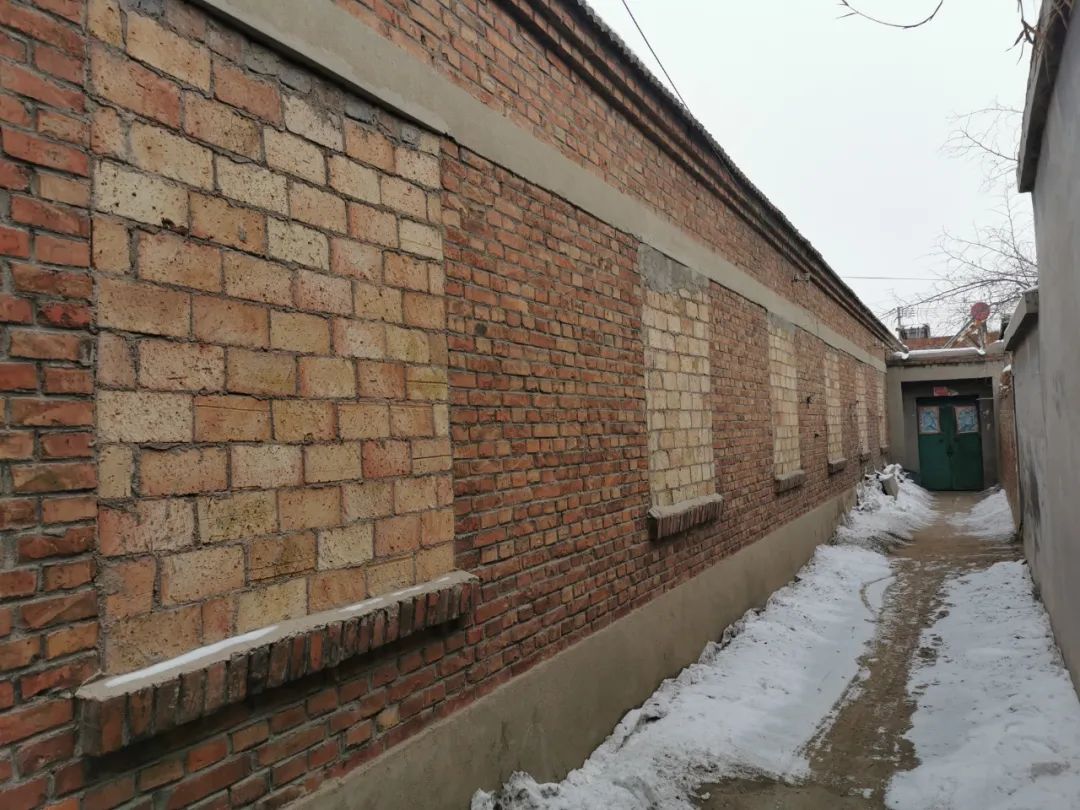 2020年1月15日，肾移植厂地紧邻居民区一条胡同，手术室后窗用砖已封堵。新京报记者 李英强 摄