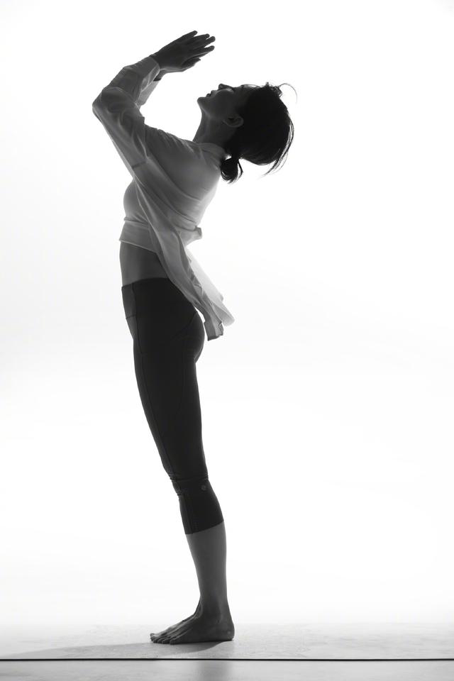 陈数这是18岁少女的身材,穿露脐装配紧身裤,长腿细腰迷人十足