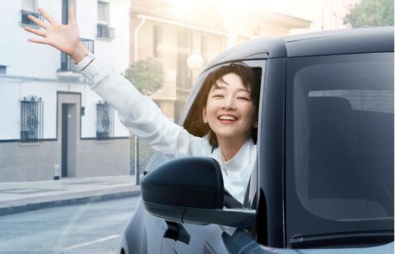 周冬雨咖位升级代言路虎,坐在豪车内这么洒脱,也就她有这震慑力