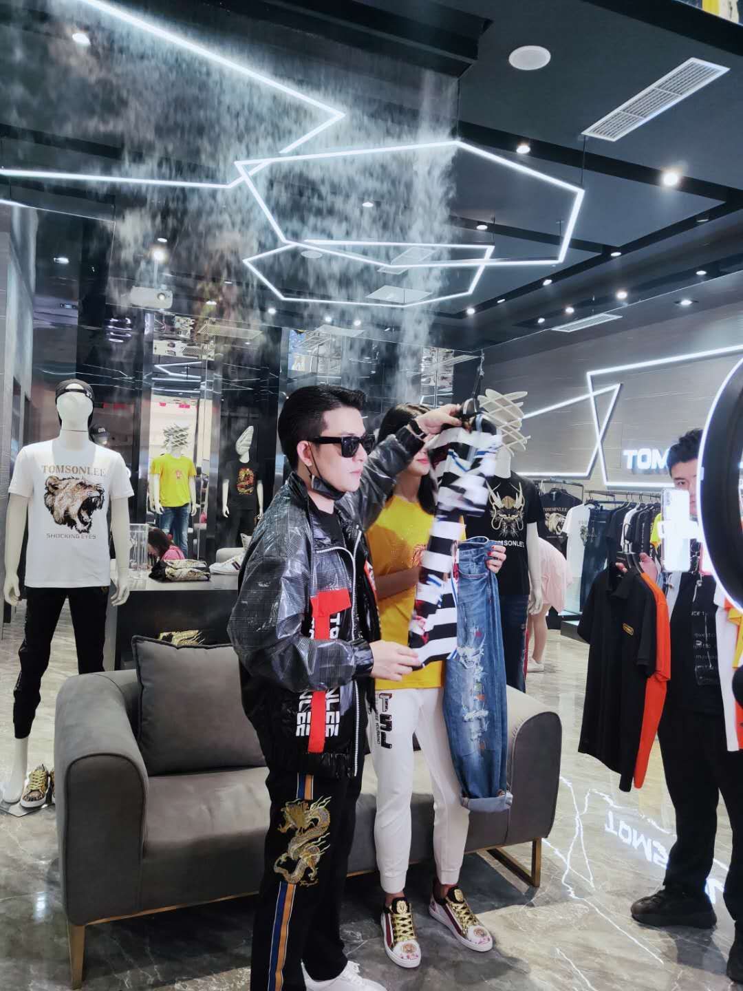 快手奢侈品达人-罗嘉,完成一场线上轻奢品牌--tomsonlee服装直播带货