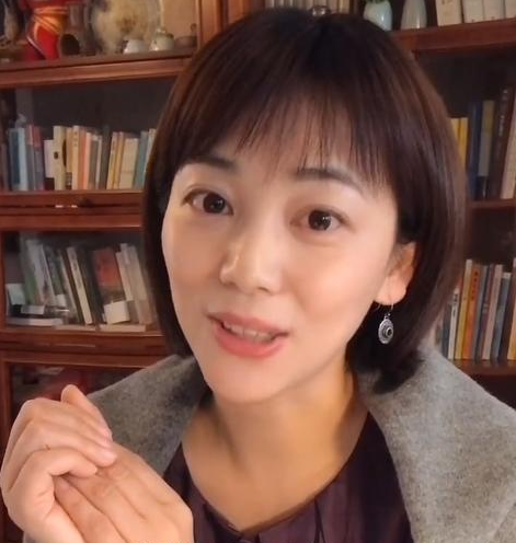 "复旦才女"劳春燕近照,48岁仍少女感满满,与老公都是高考状元