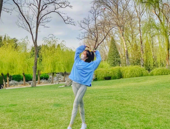 赵奕欢在机场真"敢穿",无痕裤直接穿出来,不俗反而很时髦