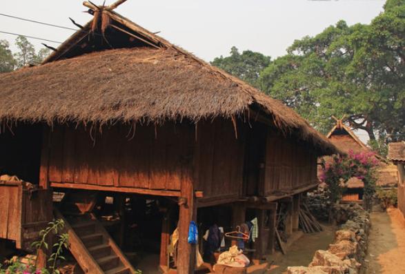 中国最后一个原始部落住原生态的房屋古老壁画至今