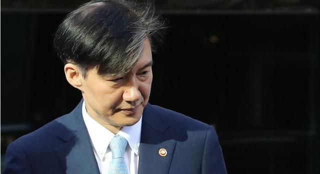 文在寅"心腹"曹国出庭受审