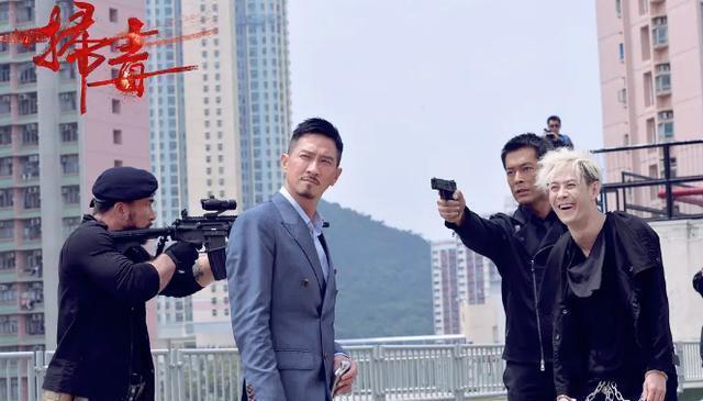 其实阿伟复出之后有个细节可以看出他并没有变黑,那就是电影中多次