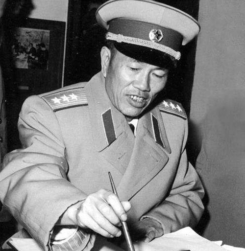 当年他是团长,他是副团长,12年后都成兵团司令,授予上将衔|曾国华|红