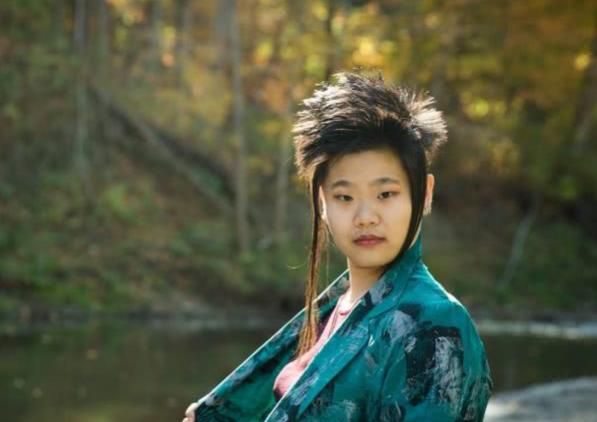 毕福剑女儿晒照,"杀马特贵族"发型,开心玩耍不惧露肚脐