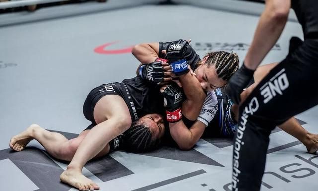 女性也可以玩转多面人生,格斗少女用双拳打破性别偏见