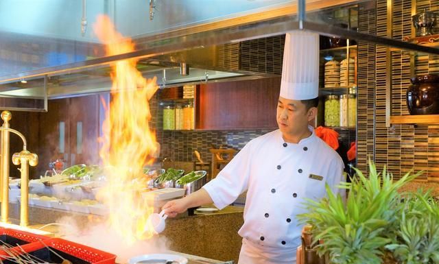 实拍五星级酒店后厨厨师专业精神让人佩服