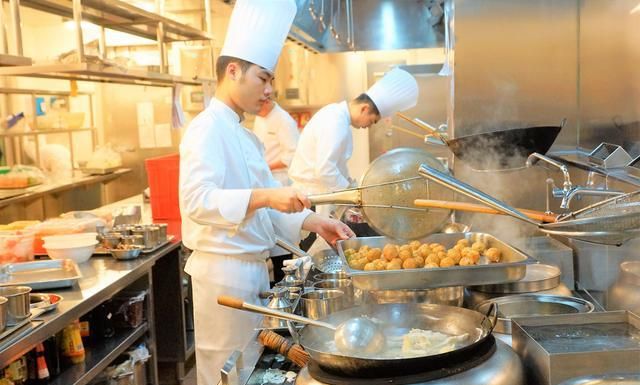 实拍五星级酒店后厨厨师专业精神让人佩服