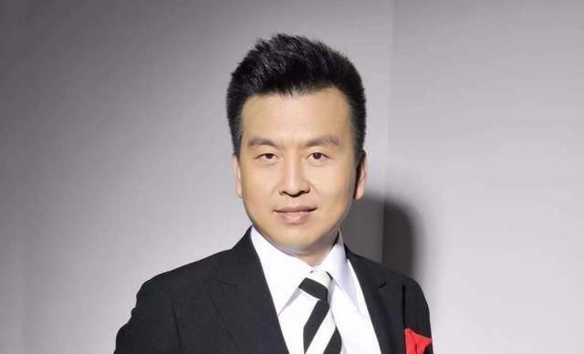 他央视著名主持人,3次向董卿下跪求婚遭拒,如今55岁仍单身一人