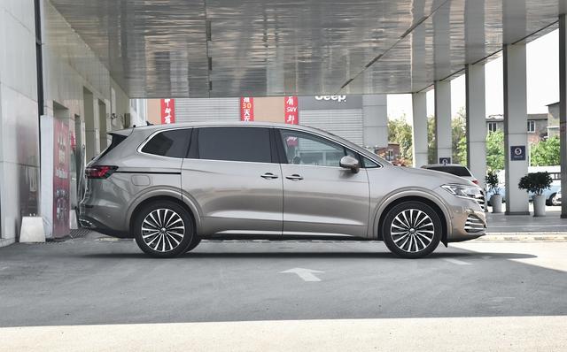 大众"埃尔法"终于来了,上市就成旗舰,长超5米3,gl8自愧不如