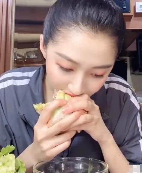 蒋欣又晒减肥餐了,果然没失望,做女艺人太难了