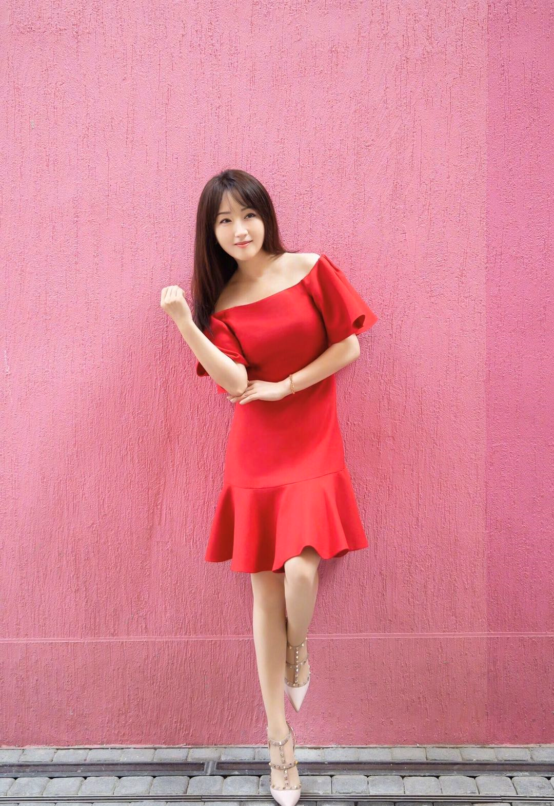 杨钰莹不老女神,白色衬衫配牛仔短裤清爽时髦,少女感扑面而来