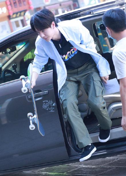 昆明市民追星王一博超热情,待20分钟滑板不离手,大叔眼神亮了