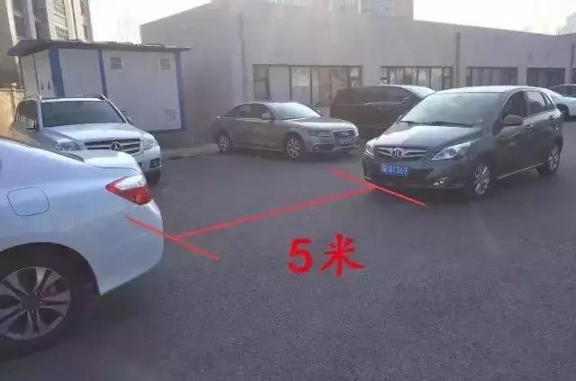 1,当发现后车发动机盖一下完全被遮蔽,此时后车距离大概为5米.