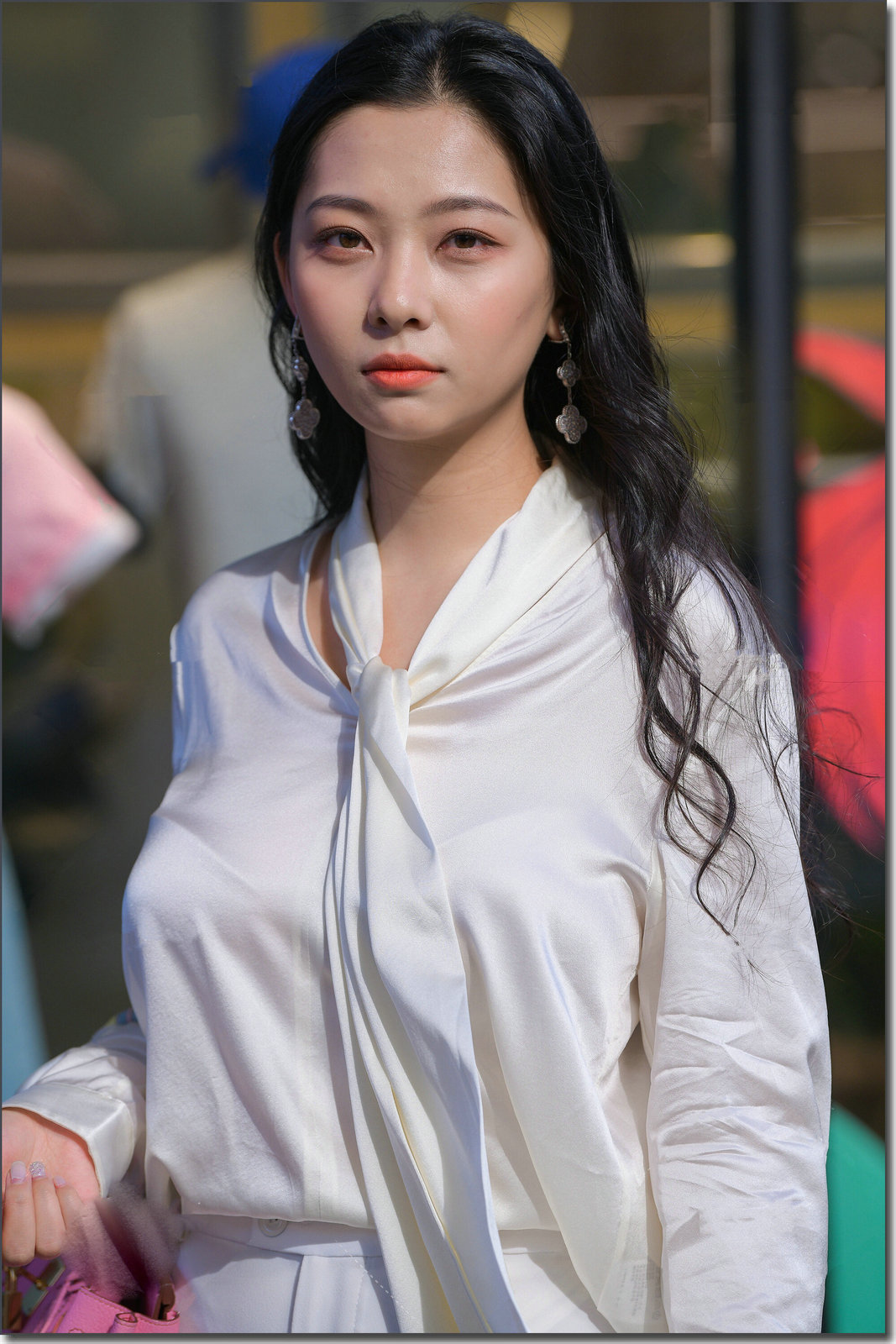 街拍小姐姐颜值在线身材挺拔女人味十足