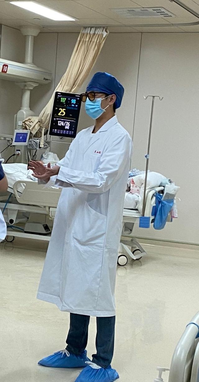 杨洋为抗疫新剧深入医院学习!穿白大褂将出演医生形象太深入人心