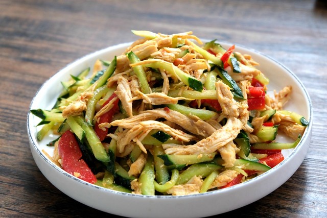 这道凉拌鸡胸肉丝,清爽鲜嫩做法简单,经常吃它,腰围都小了一圈